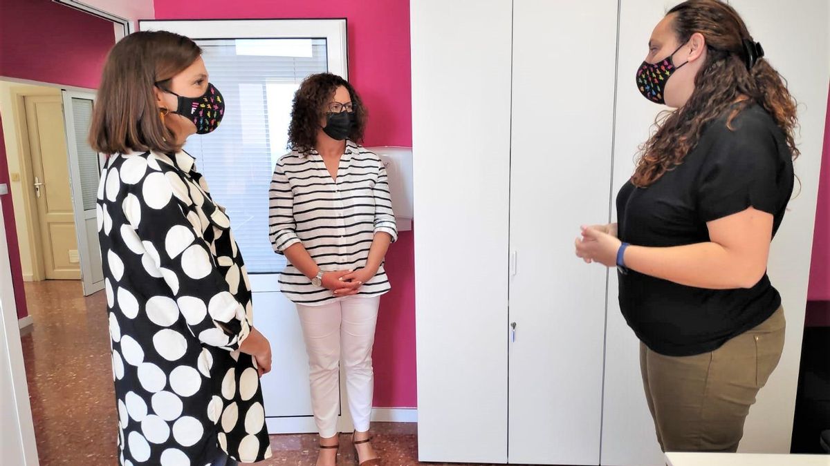 Un momento de la visita de la consejera de Acción Social del Cabildo de La Palma, Nieves Hernández (c), a las instalaciones de Funcasor.