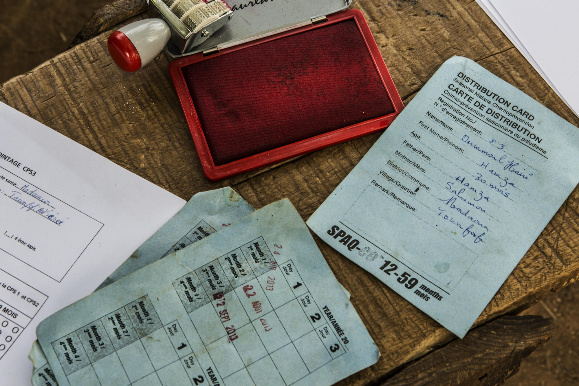 El tratamiento está dirigido a niños de entre tres meses y cinco años, que reciben tres dosis al mes durante los cuatro meses de la estación lluviosa. Más de 184.000 niños de unas 1.000 aldeas han participado en el programa en el que han intervenido 1.850 agentes comunitarios. Cartillas individuales en las que se anotan las dosis mensuales del tratamiento. Fotografía: Juan Carlos Tomasi