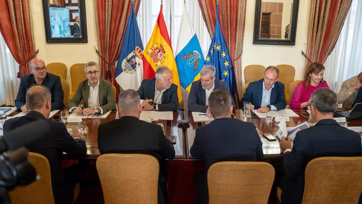 Imagen de archivo de la reunión de la Comisión Mixta para la reconstrucción de La Palma celebrada el pasado 17 de octubre en la Casa Salazar de Santa Cruz de La Palma.