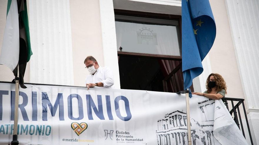 El alcalde de Mérida, Antonio Rodríguez Osuna, ha colocado esta mañana en el balcón del Ayuntamiento la pancarta de La Noche del Patrimonio