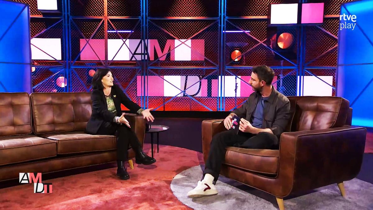 Dani Rovira charla con la profesora Ana Hernández en el estreno de 'Al margen de todo'