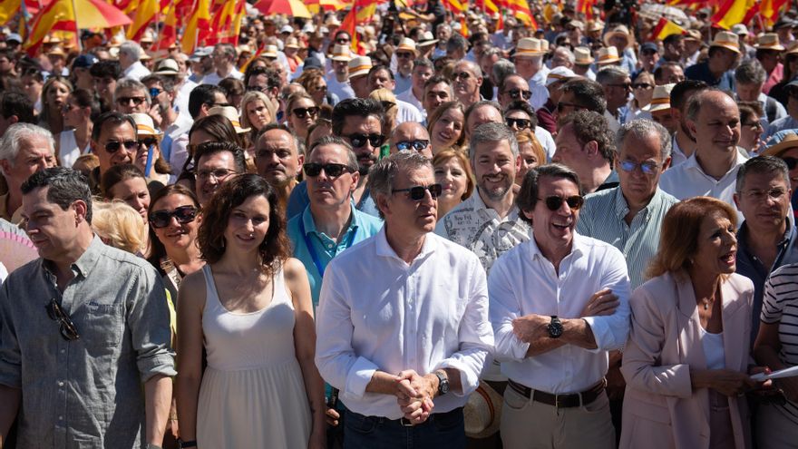 (I-D) El presidente de la Junta de Andalucía, Juanma Moreno, la presidenta de la Comunidad de Madrid, Isabel Díaz Ayuso, el presidente del Partido Popular, Alberto Núñez Feijóo, el expresidente del Gobierno, José María Aznar, y la exalcaldesa de Madrid, A