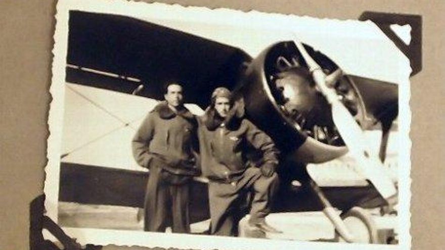 José Pallarés Torres (derecha) junto a un compañero no identificado posando con un Polikarpov I-15 'Chato' (Posiblemente en Villanubla, Valladolid). Archivo Banca Fernández-Llamazares.