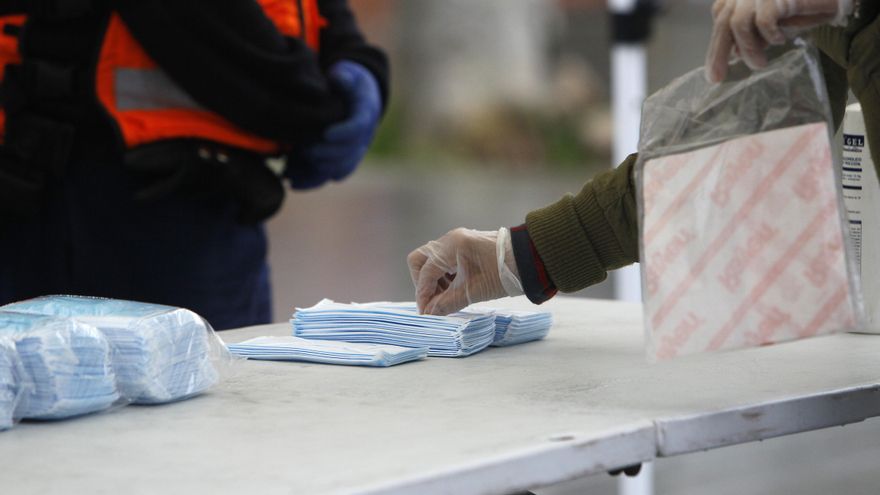 Bruselas no pone pegas a que el Gobierno baje el IVA de las mascarillas