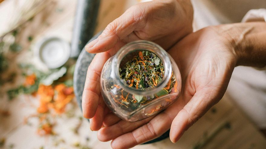 Cinco infusiones depurativas para aliviar la acidez y las digestiones pesadas tras las comidas navideñas