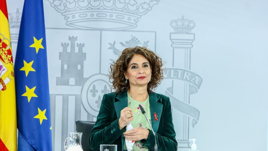 La ministra portavoz y de Hacienda, María Jesús Montero, comparece en rueda de prensa tras el Consejo de Ministros celebrado en Moncloa (Madrid), a 1 de diciembre de 2020