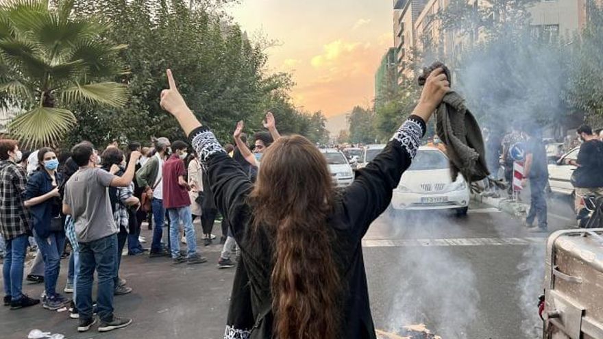 Chicas jóvenes en Irán protestan quitándose el hiyab