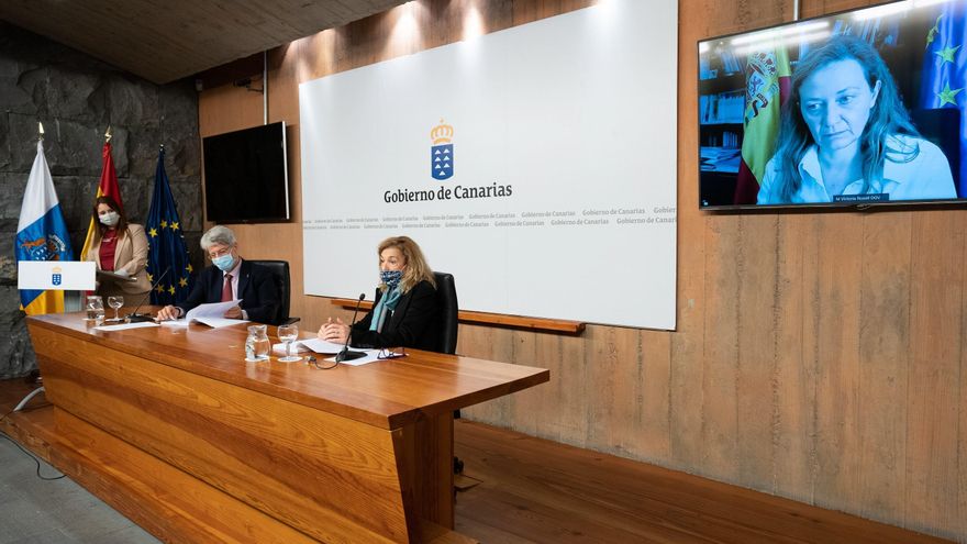 El consejero de Administraciones Públicas, Justicia y Seguridad del Gobierno de Canarias, Julio Pérez (i), acompañado por la directora del Instituto Universitario de Estudios de las Mujeres de la Universidad de La Laguna, Margarita Ramos (d), y la delegada del Gobierno para la Violencia de Género, Victoria Rosell, durante la presentación del informe sobre el Impacto de género de la crisis de la COVID-19