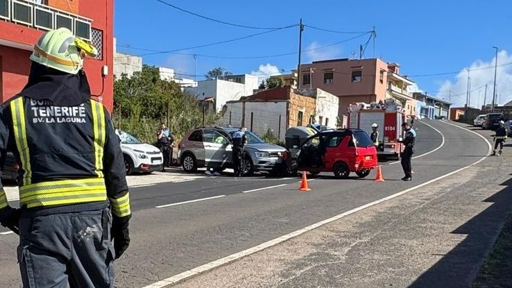 Colisión este domingo de dos vehículos en La Laguna. Bomberos de Tenerife