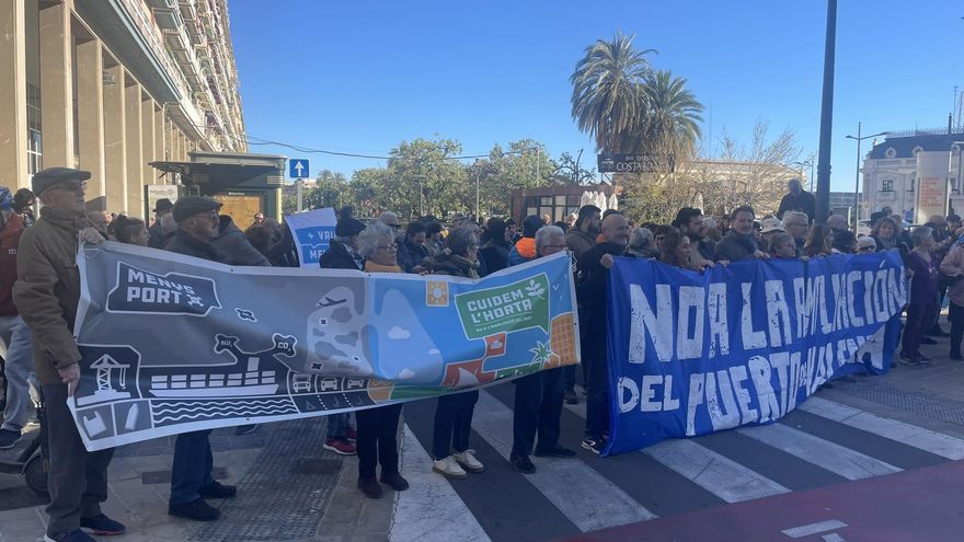 VÍDEO | Colectivos vecinales y empleados del Puerto de València cargan contra el PSOE por su intención de aprobar la ampliación