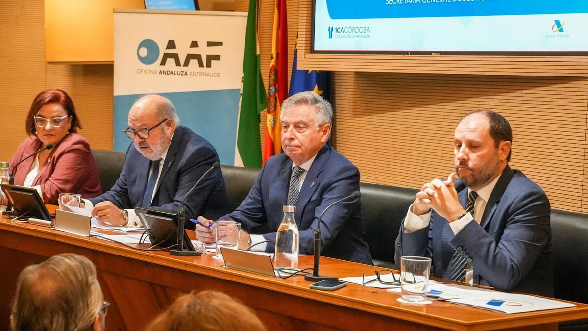 El jefe de la Oficina Andaluza Antifraude, Francisco de Paula Sánchez Zamorano, el segundo por la derecha
