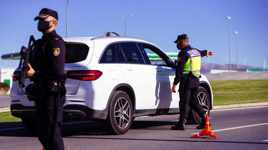 Agentes del cuerpo de Policía Nacional realizan un control en una autovía durante un cierre perimetral. EFE/Jorge Zapata/Archivo