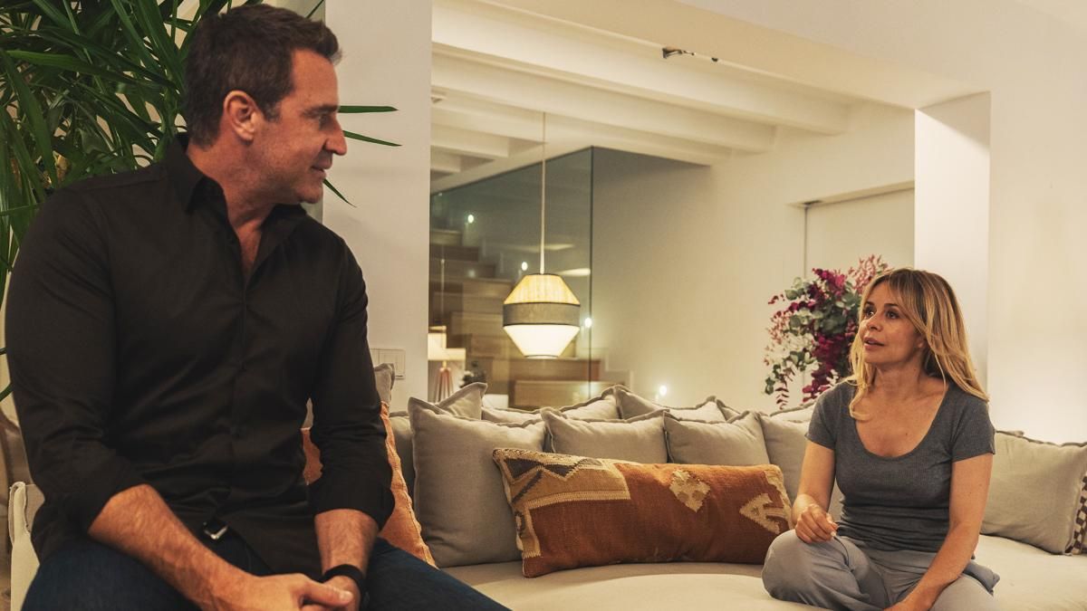 Fernando Gil y María Adánez en una escena de la quinta temporada de 'Machos Alfa'