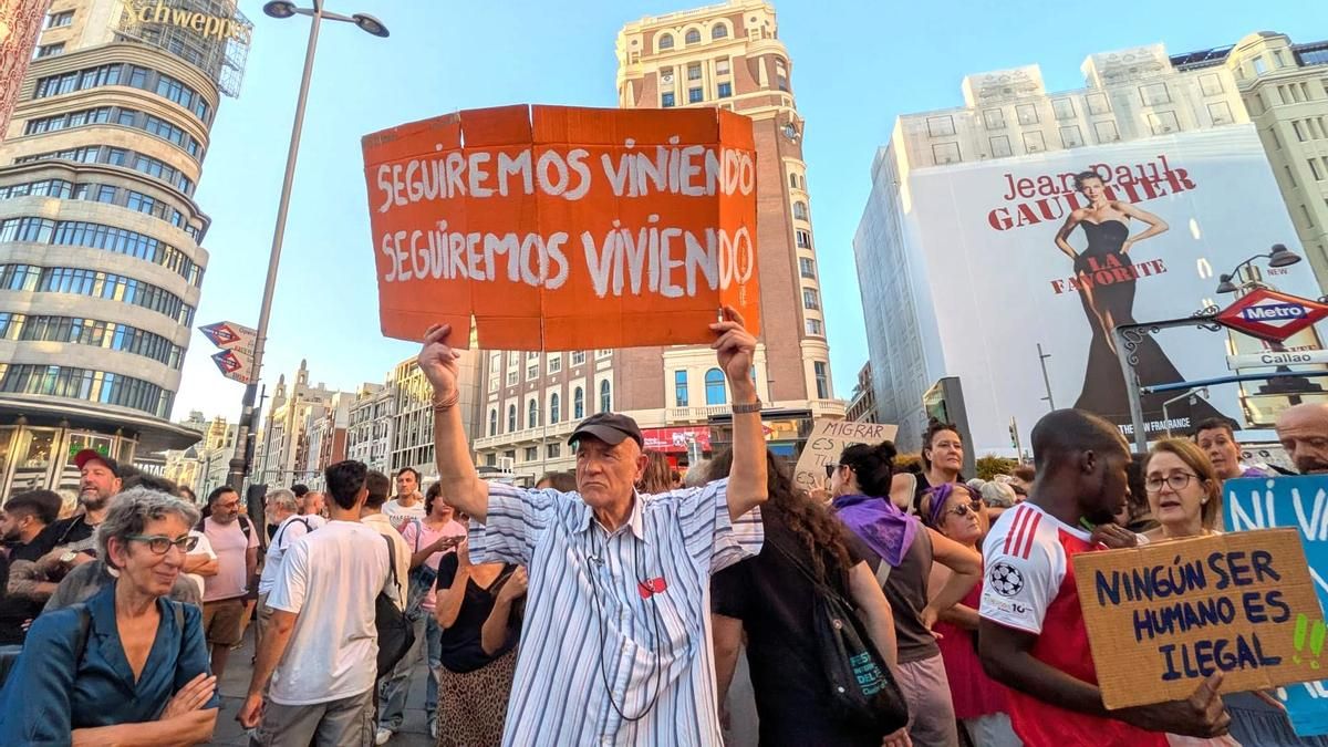 Callao se vuelve la trinchera antirracista de las marchas en Madrid por Ceuta: "¡Poned más migrantes en las tertulias!"