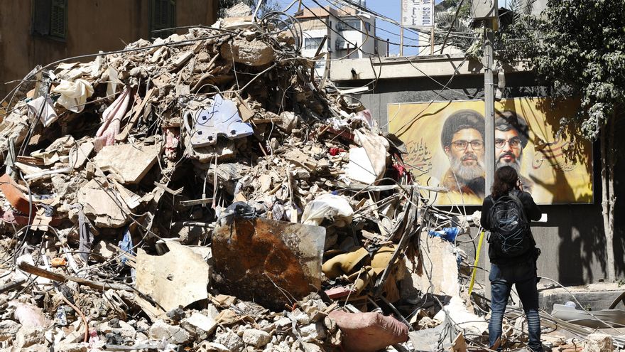 Una mujer pasea por un edificio parcialmente dañado objetivo de un ataque israelí en el barrio de Haret Hreik, suburbio sur de Beirut, Líbano, 07 de mayo de 2026.EFE/EPA/STRINGER