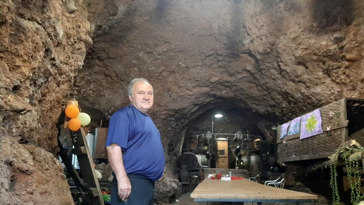Pedro Diéguez, en su cueva de Las Médulas en la que se refugió del incendio que atravesó el paraje en agosto de 2025