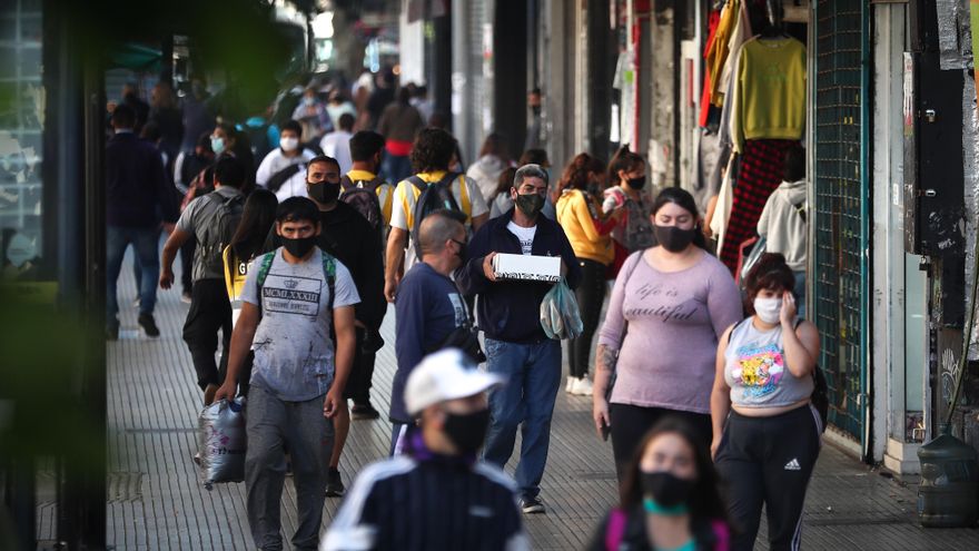 Personas caminan por una zona de ventas informales en Buenos Aires (Argentina). Fotografía de archivo. EFE/Juan Ignacio Roncoroni