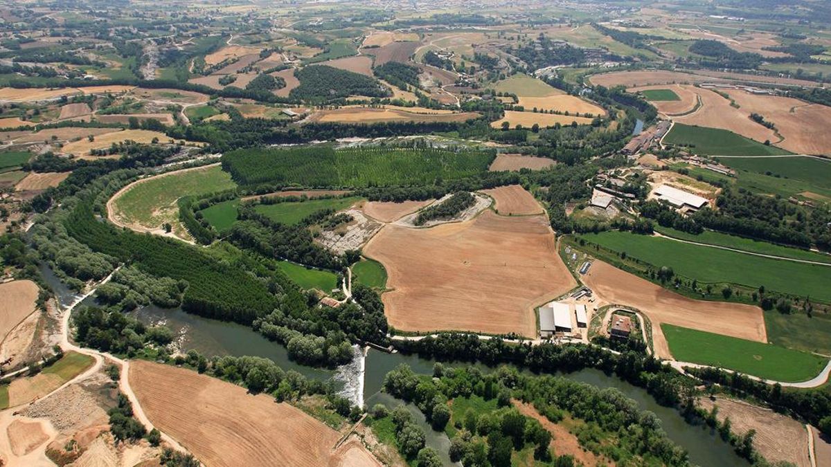 La ruta senderista de Girona para hacer a pie o en bicicleta, marcada por el curso del agua y que atraviesa un puente colgante de madera