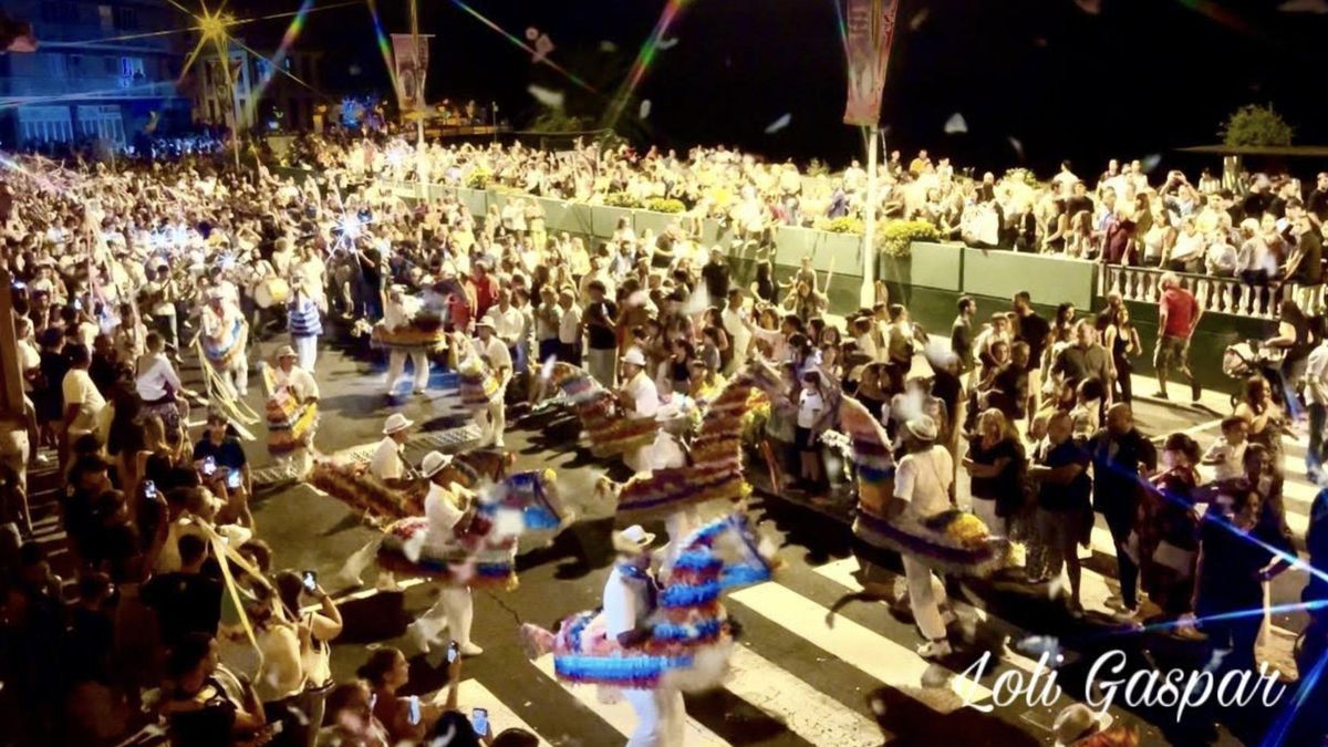 Caballos Fufos y carrozas llenan de color y tradición la víspera de San Miguel