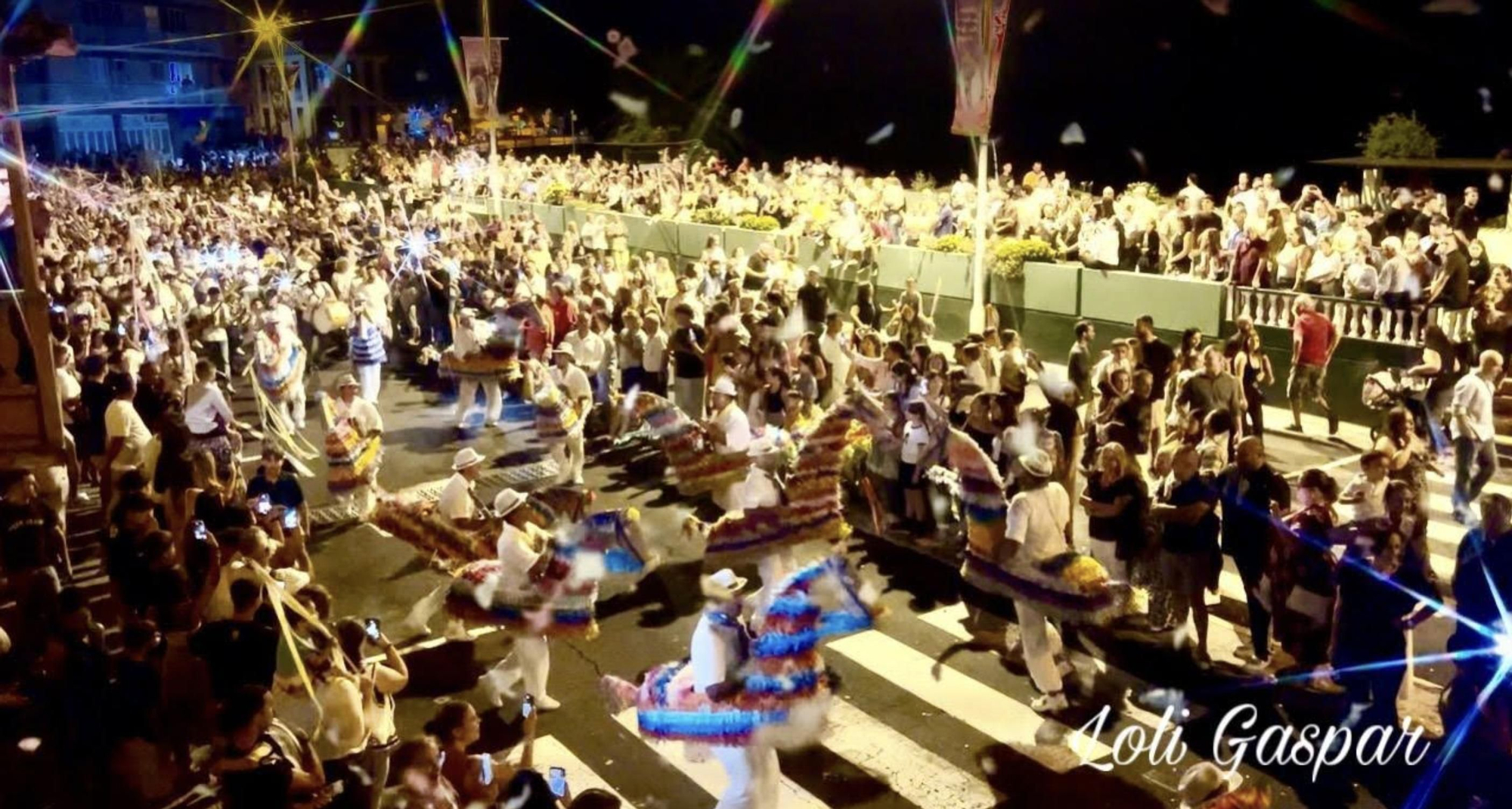 Caballos Fufos y carrozas llenan de color y tradición la víspera de San Miguel. LOLI GASPAR