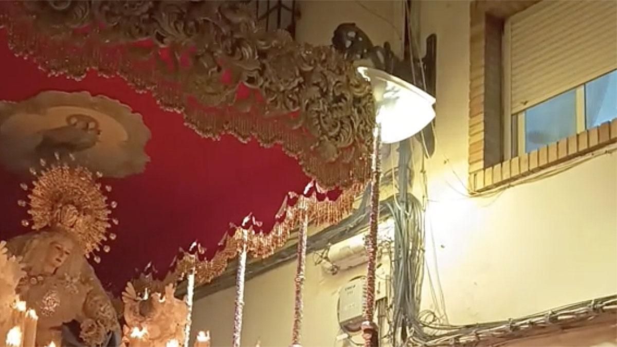 Parte de una farola de San Pablo acaba por los suelos tras el paso de palio de El Prendimiento