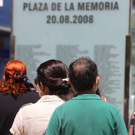 amiliares de los fallecidos en el accidente del avión de Spanair en el aeropuerto de Madrid-Barajas, durante el homenaje que se celebró este jueves en la Plaza de la Memoria de Las Palmas de Gran Canaria.