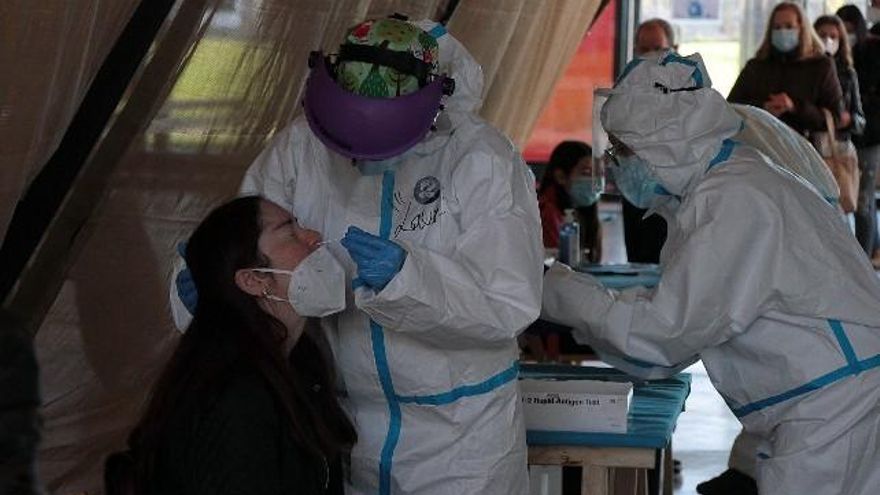 Atención Primaria realiza test masivos de antígenos a los empadronados en León y pertenecientes a la Zona Básica de Salud de Eras de Renueva. / Peio García / ICAL