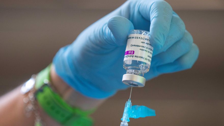 Una enfermera extrae una dosis de un vial del la vacuna AstraZéneca contra el covid-19 este martes en el estadio Nueva Condomina de Murcia. EFE/Marcial Guillén