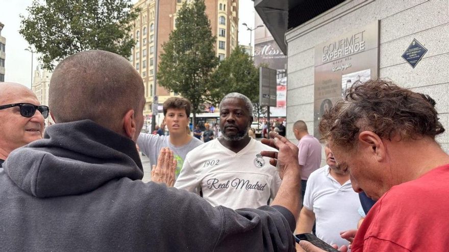 El agitador Bertrand Ndongo, tras ser expulsado de Sol por los manifestantes.