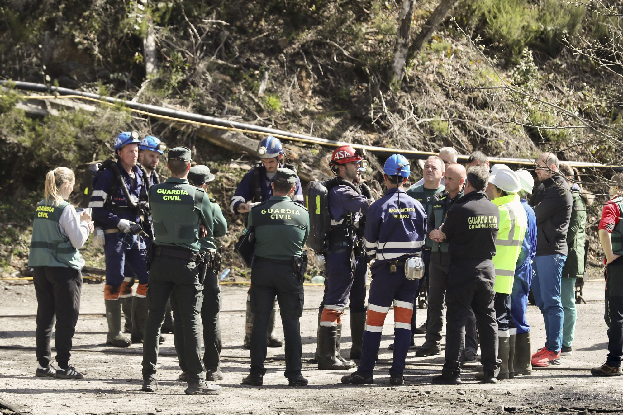 Un amplio operativo ha comenzado las investigaciones in situ en la explotación de Cerredo.