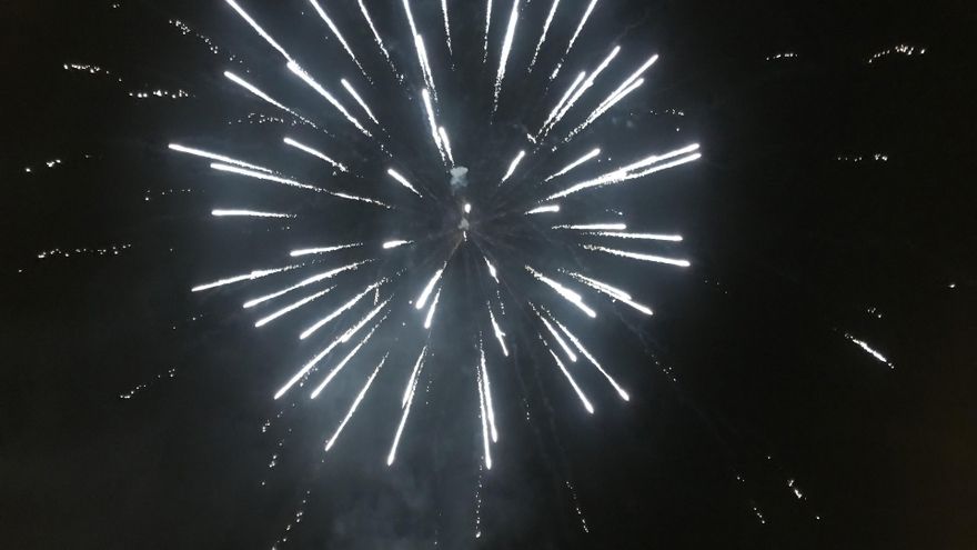 Un pueblo de Badajoz adelanta 15 minutos los fuegos artificiales para esquivar una alerta por riesgo alto de incendio