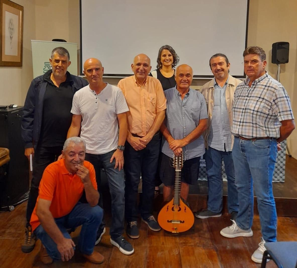 Improvisadores participantes en la presentación junto a los componentes de la mesa. De izquierda a derecha, de pie, Juan Pedro Bencomo, Francisco Javier Diaz, Justo Pérez, Isabel Karely León (autora del prólogo) Herminio Yanes (laúd).