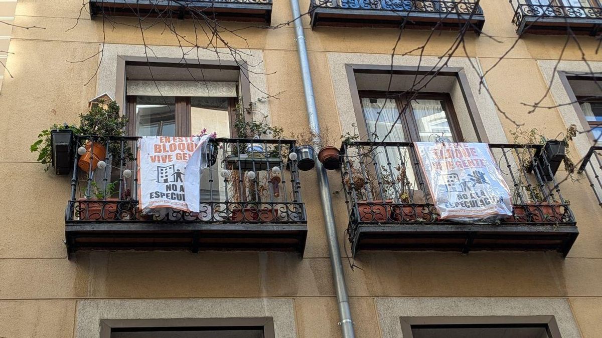 Pancartas colgadas en los balcones de Velarde 42