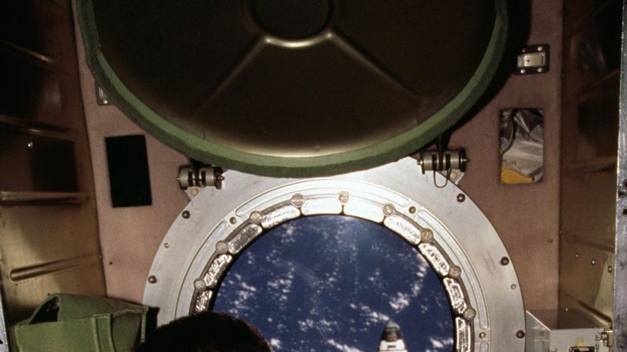 El cosmonauta ruso Serguéi Krikaliov integrante de la primera tripulación de larga estancia en la Estación Espacial Internacional de la que se cumplen este domingo veinte años cuando Krikaliov, Guidzenko y Shepherd partieron en 2000 rumbo a la flamante y por entonces deshabitada plataforma orbital internacional con el fin de prepararla para las futuras tripulaciones. EFE/Agencia Espacial Federal Rusa