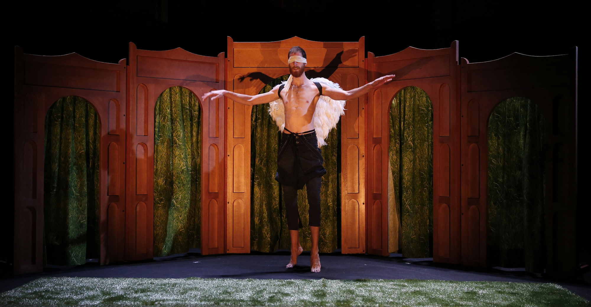 El actor Javier Carramiñana durante el pase gráfico de 'Triunfo de Amor', dirigida por Ana Zamora, esta tarde en el Teatro de la Abadía, en Madrid, en 2015