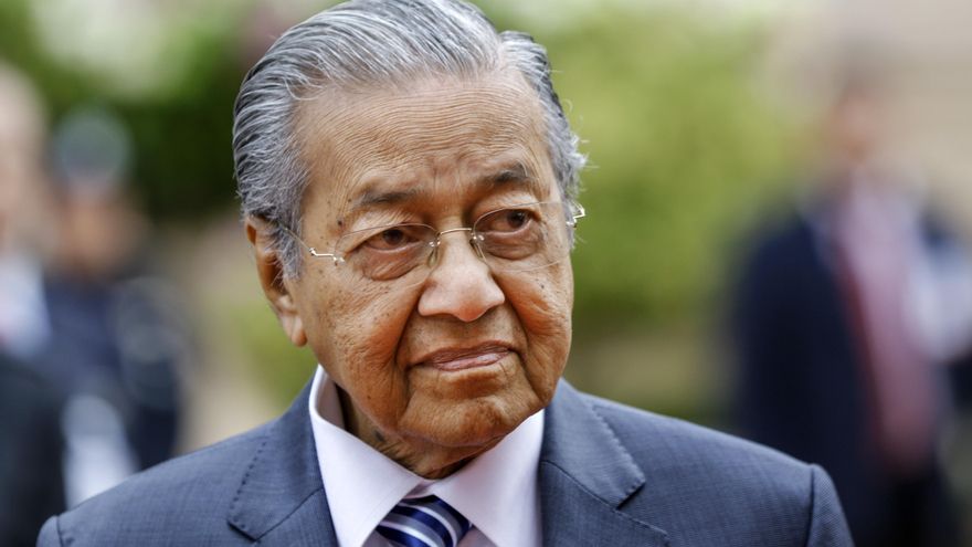 El exlíder malasio Mahathir Mohamad cumple 100 años aún activo con un pódcast y en redes