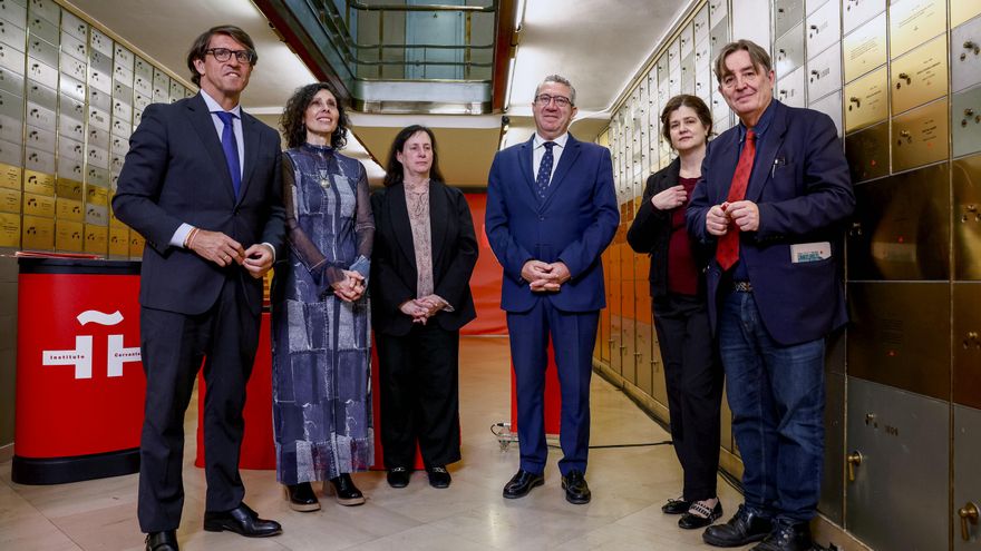 Unas gafas y poemas de Juan Gil-Albert se incorporan a la Caja de las Letras del Cervantes