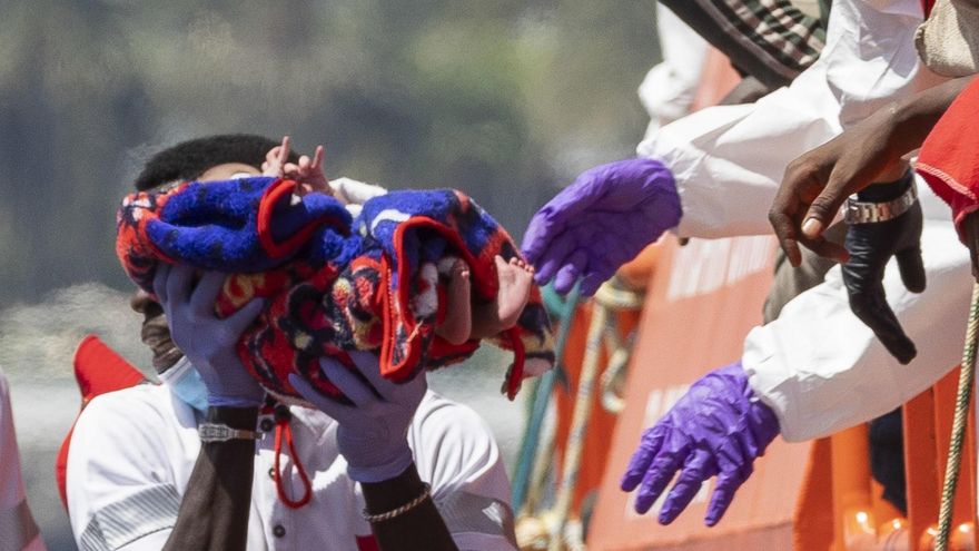 Dos bebés y varios niños pequeños, entre las más de 200 personas rescatadas de un cayuco a 429 kilómetros de Gran Canaria