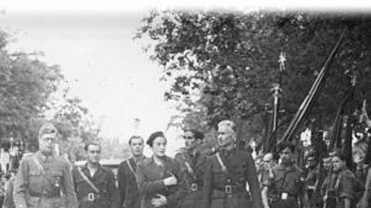 Inauguración de la Cruz con la presencia de Pilar Primo de Rivera