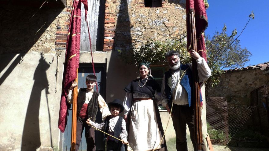 Adri y Leo con su madre, Arantxa, y su padre, Salvador