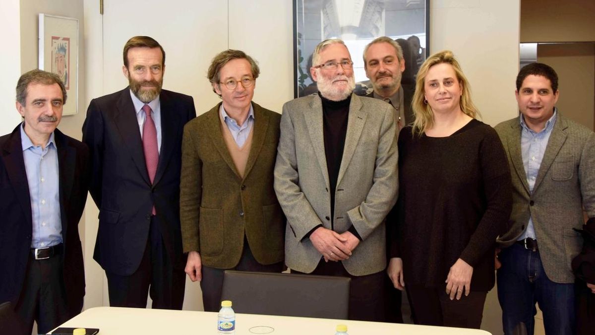 Ruiz y Lasalle, en el centro de la imagen, antes de la reunión que han mantenido en Madrid.