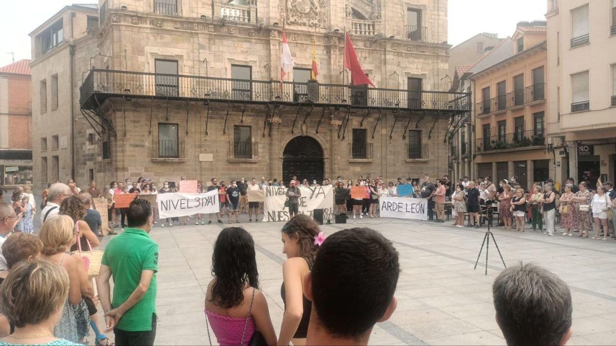 Concentración ciudadana en Astorga por el nivel 3 de emergencias y dimisiones