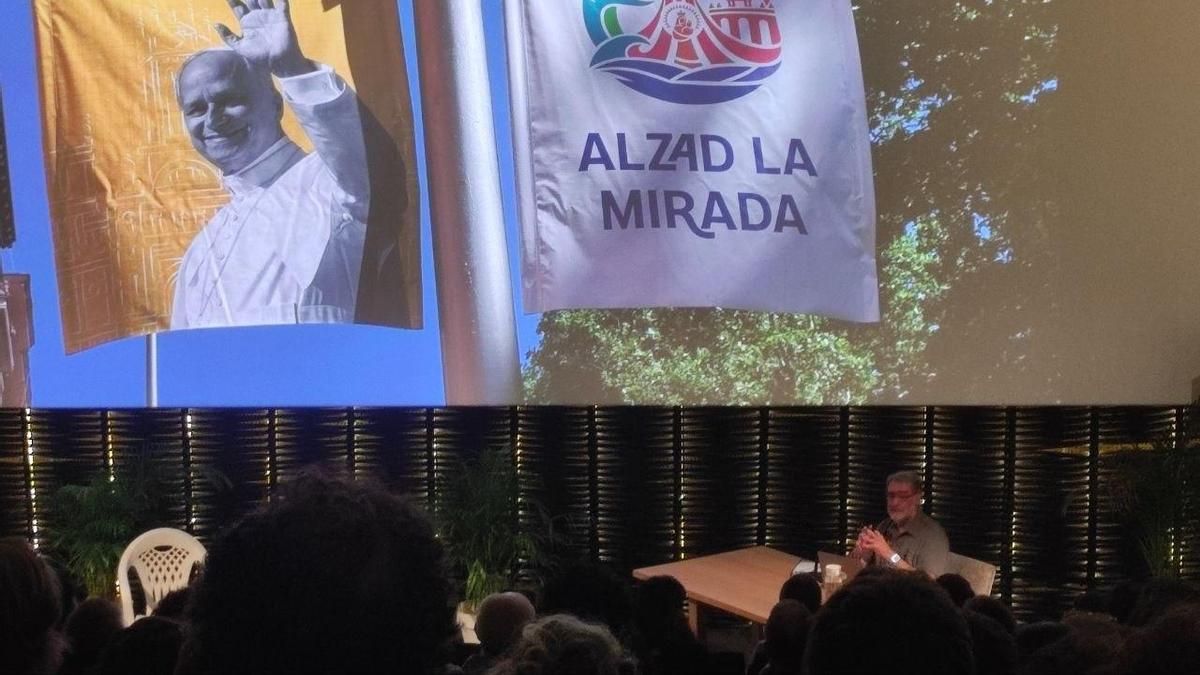 ¿Tirar más fotos o alzar la mirada? Joan Fontcuberta usa a Bad Bunny y el Papa para desgranar la obsesión por la imagen