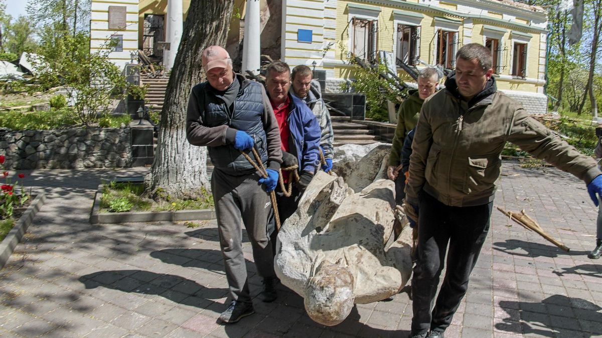 Retirada de la estatua del filósofo ucraniano Hryhoriy Skovoroda del dañado museo que lleva su nombre tras un bombardeo