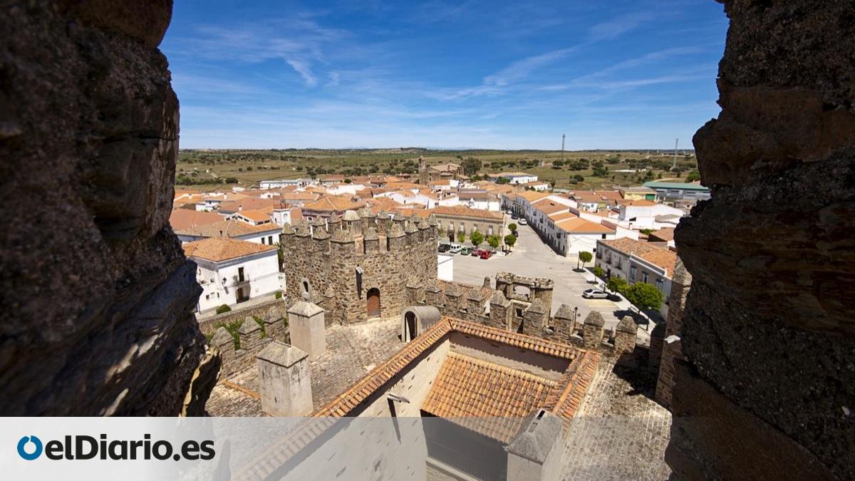 El castillo de Monroy, del siglo XIV, declarado Bien de Interés Cultural