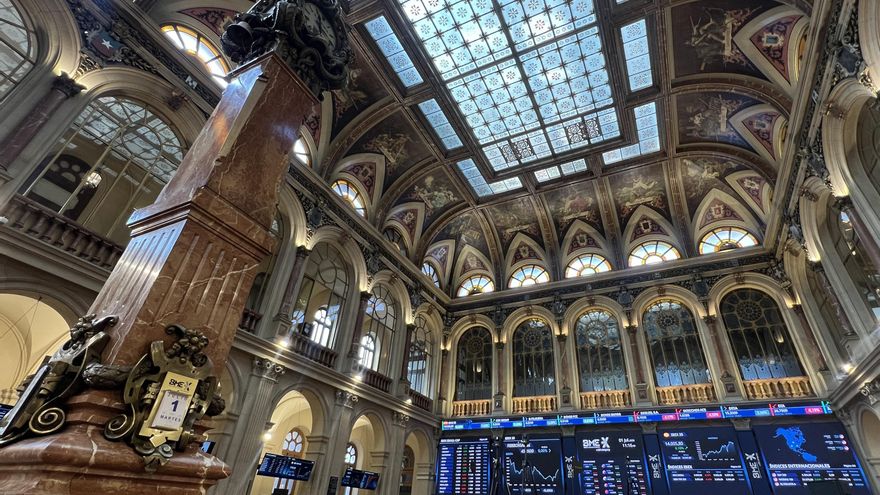 El IBEX 35 cierra plano (-0,03 %) y se queda a las puertas de los 14.000 puntos