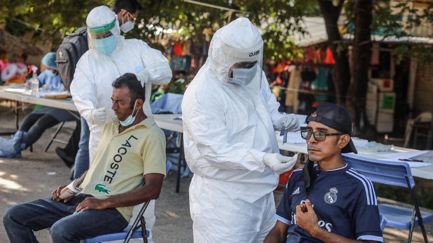 Trabajadores de Salud realizan pruebas de Covid-19 en el balneario de Acapulco, en estado de Guerrero (México). EFE/ David Guzmán/Archivo