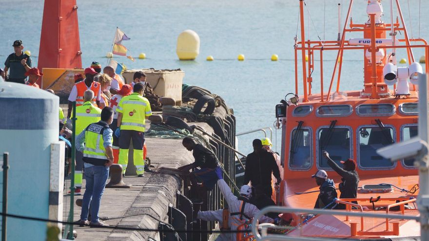 Un fallecido entre los 65 ocupantes de una embarcación rescatada por Salvamento Marítimo al sur de Tenerife
