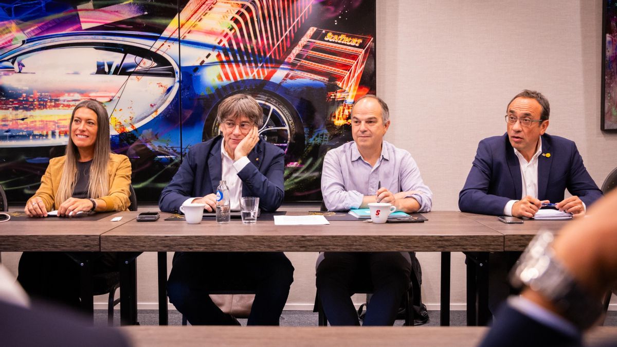 Puigdemont junto con el secretario general de Junts, Jordi Turull, el presidente del Parlament, Josep Rull, y la presidenta de Junts en el Congreso, Miriam Nogueras, en Waterloo
