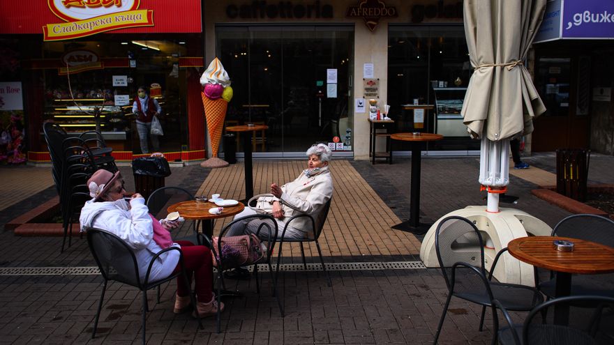 Bulgaria, el menos vacunado de la UE, reintroduce restricciones en Sofía EFE/EPA/VASSIL DONEV